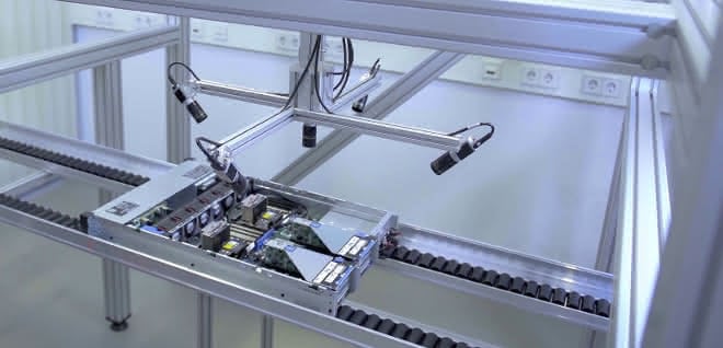 Arm mit fünf Videokameras