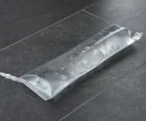 Aus dem angeschlossenen Wasserbeutel bringt eine Pumpe das Wasser in den Dampferzeuger.