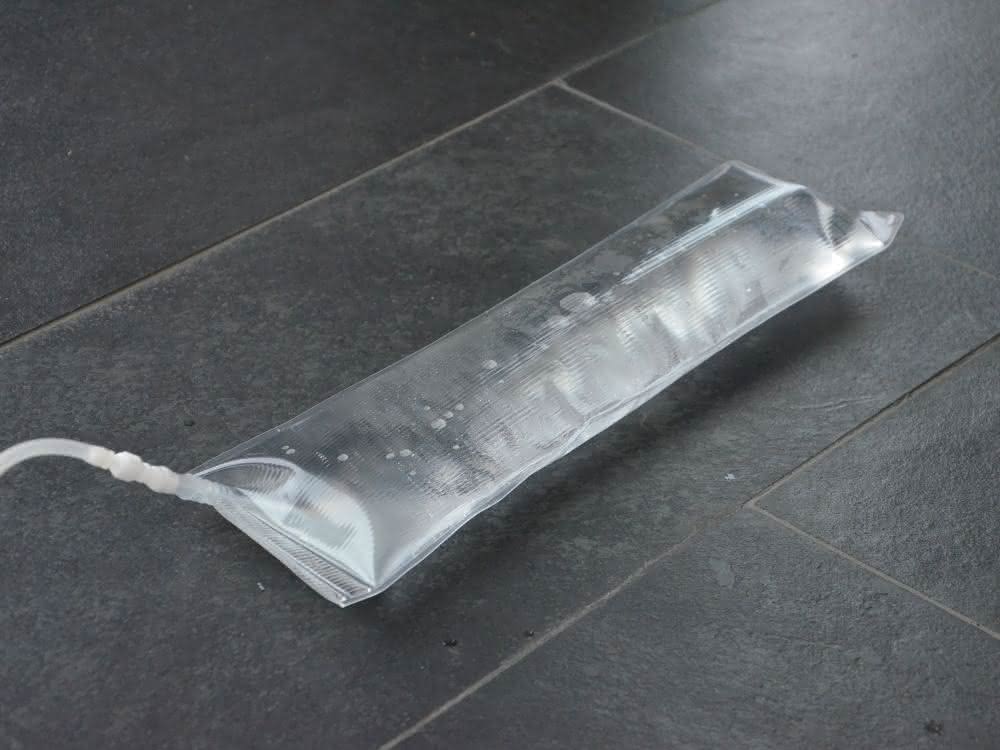 Aus dem angeschlossenen Wasserbeutel bringt eine Pumpe das Wasser in den Dampferzeuger.