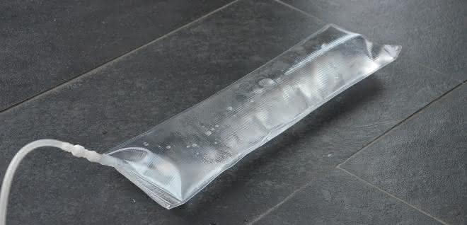 Aus dem angeschlossenen Wasserbeutel bringt eine Pumpe das Wasser in den Dampferzeuger.