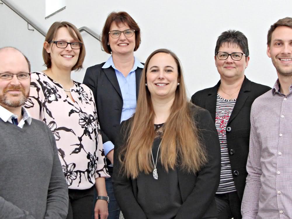 Das Ausbilderteam am DKFZ vermittelt grundlegende Techniken und Tätigkeiten, die in der Ausbildungsordnung verankert sind, um den Auszubildenden ein Grundverständnis und die erforderliche Problemlösefähigkeit zu vermitteln.