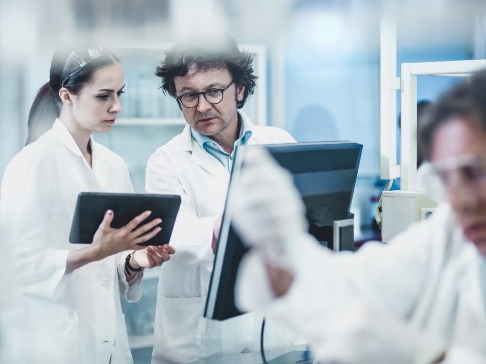 Analysten können über ein Tablet- oder Desktop-Gerät auf das LIMS zugreifen.