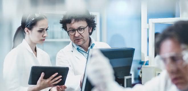 Analysten können über ein Tablet- oder Desktop-Gerät auf das LIMS zugreifen.