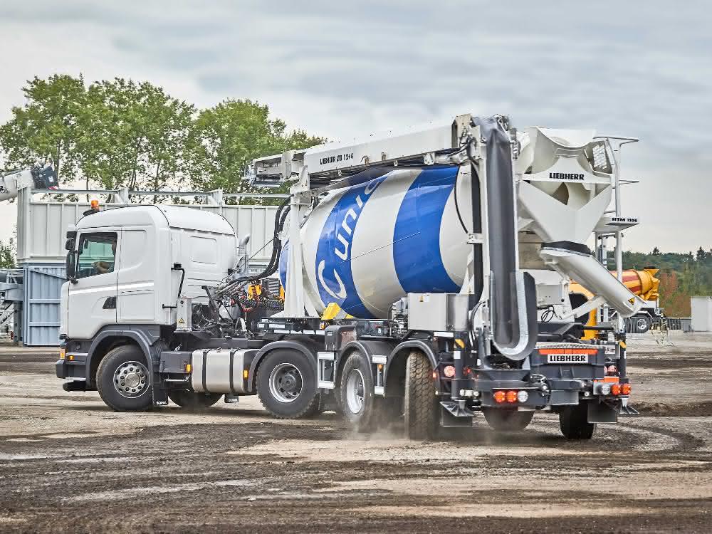 Liebherr hat ab sofort den Fahrmischer HTM 1205 T / LTB 12+4 als Sattelauflieger mit Neuerungen im Programm.
