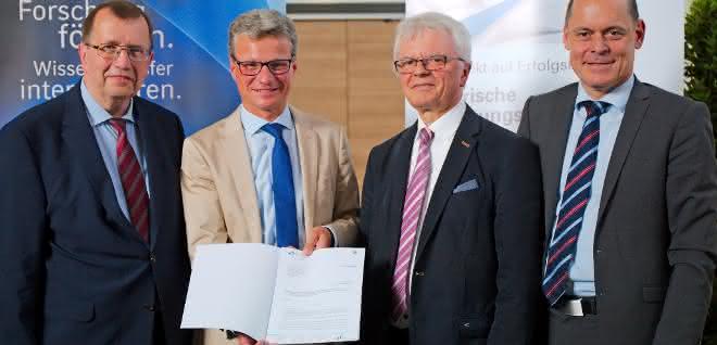 Übergabe des Förderbescheids... Übergabe des Förderbescheids
