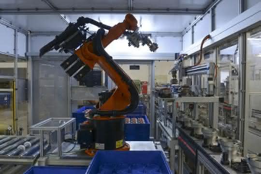 Roboter prüft mit einer Kamera am Greifer