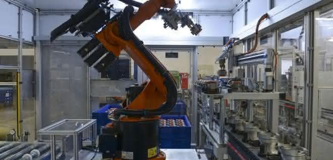 Robot checks with a camera on the gripper