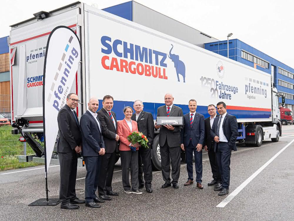 pfenning logistics übernimmt 1.250sten Auflieger von Schmitz Cargobull