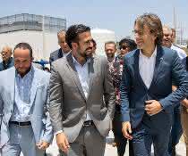 Der Gouverneur von Puerto Rico, Ricardo Rosselló Nevares (vorne links), und Sartorius CEO Joachim Kreuzburg (vorne rechts) bei der Eröffnung der erweiterten Produktionsstätte von Sartorius in Yauco. Beteiligte Personen bei der Eröffnung