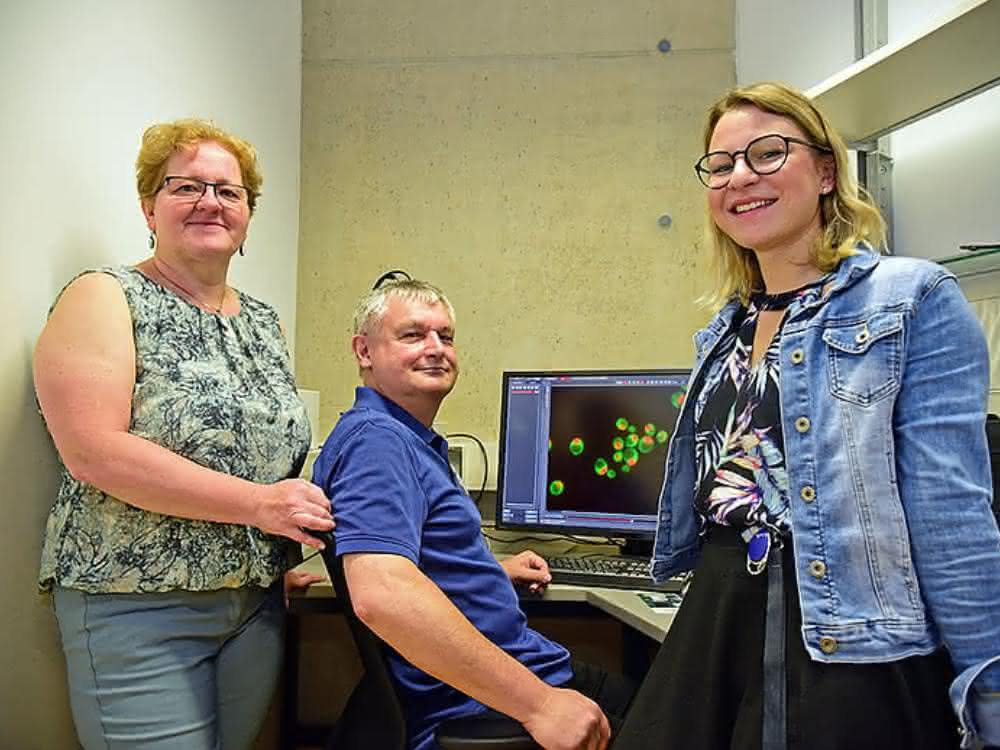 Neuen Tumor-Blockern auf der Spur: Helmut Bergler mit seinen Kolleginnen Gertrude Zisser und Lisa Kofler.