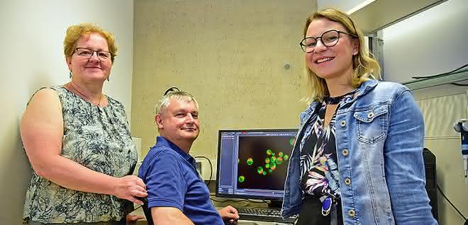 Neuen Tumor-Blockern auf der Spur: Helmut Bergler mit seinen Kolleginnen Gertrude Zisser und Lisa Kofler.