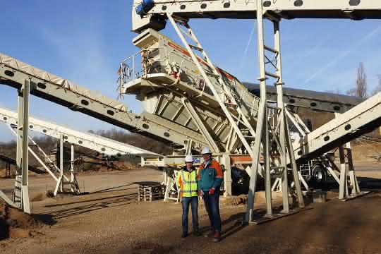 Aus Baugewerbe Unternehmermagazin 6\2019: Flexibler brechen mit semimobiler Anlage