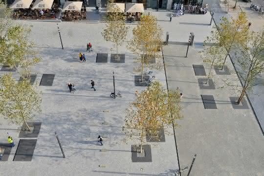 Naturstein-Facelift für Mercedes Platz in Berlin