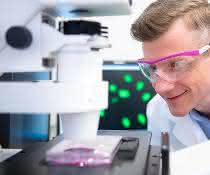 Alexander König, Leiter des Evonik-Projekthauses Tissue Engineering, im Labor in Singapur.