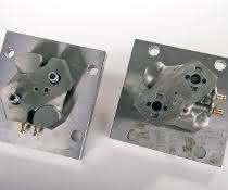 Das neue und optimierte 3D-gedruckte Werkzeug (links) hat stark verkleinerte Bauteilabmessungen gegenüber dem konventionell gebauten früheren Pendant Das neue und optimierte 3D-gedruckte Werkzeug (links) hat stark verkleinerte Bauteilabmessungen gegenüber dem konventionell gebauten früheren Pendant 3D-Druck