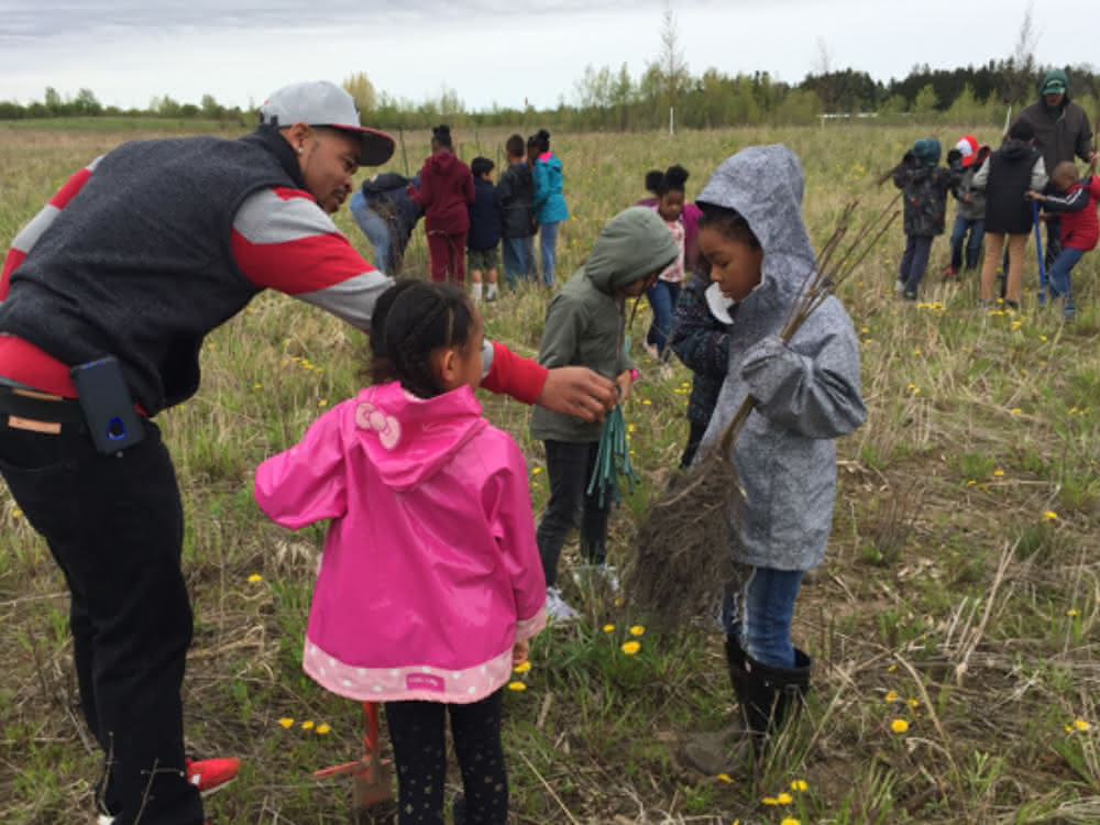 Kids in die Natur bringen und Bäume pflanzen: Aktion der ULT-Niederlassung in den USA