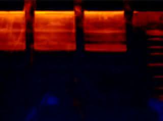 Isolierte Nukleinsäuren werden in einem Gel entsprechend ihrer Größe aufgetrennt und durch Chemikalien und UV-Licht sichtbar gemacht. Isolierte Nukleinsäuren werden in einem Gel entsprechend ihrer Größe aufgetrennt und durch Chemikalien und UV-Licht sichtbar gemacht.