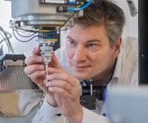 Prof. Franz Pfeiffer montiert eine Probe am Nano-CT-Gerät