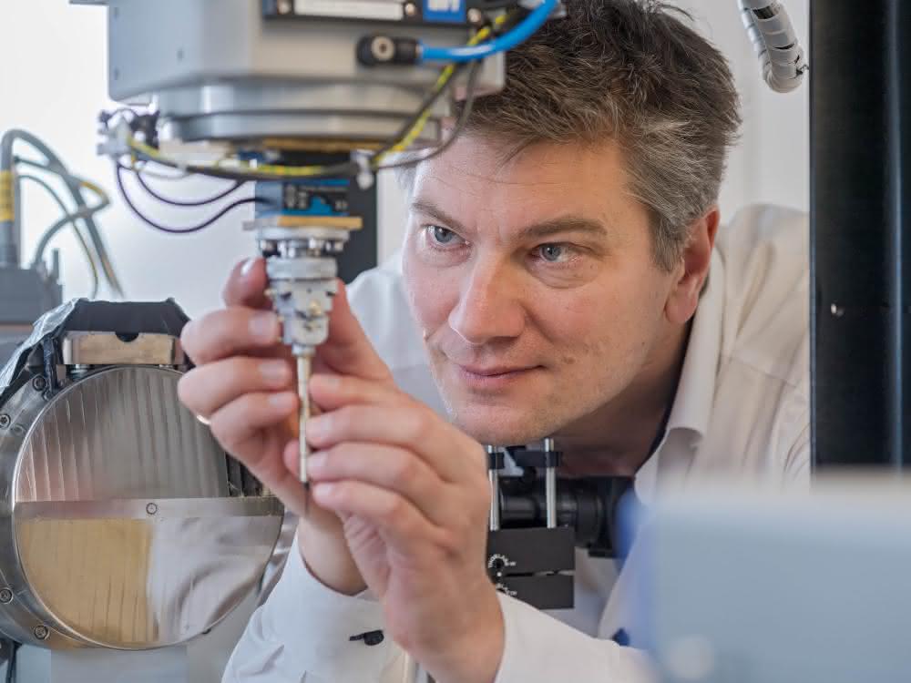 Prof. Franz Pfeiffer montiert eine Probe am Nano-CT-Gerät (Bild: Heddergott / TUM). Prof. Franz Pfeiffer montiert eine Probe am Nano-CT-Gerät