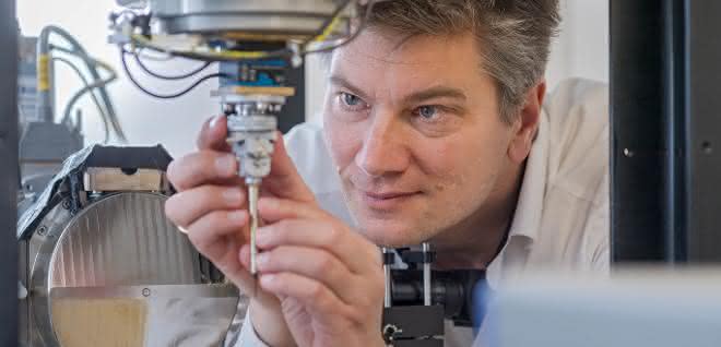 Prof. Franz Pfeiffer montiert eine Probe am Nano-CT-Gerät (Bild: Heddergott / TUM). Prof. Franz Pfeiffer montiert eine Probe am Nano-CT-Gerät