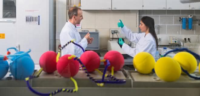 Mit Modellen aus farbigen Bällen und Pfeifenreinigern veranschaulichen Prof. Oliver Lieleg (l.) und Doktorandin Ceren Kimna, wie DNA-Stücke Nanopartikel miteinander verbinden können. Mit Modellen aus farbigen Bällen und Pfeifenreinigern veranschaulichen Prof. Oliver Lieleg (l.) und Doktorandin Ceren Kimna, wie DNA-Stücke Nanopartikel miteinander verbinden können.