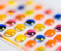 Array aus Mikrotröpfchen mit verschiedenen Reagenzien auf der Synthese-Plattform des chemBIOS Chips. Array aus Mikrotröpfchen mit verschiedenen Reagenzien auf der Synthese-Plattform des chemBIOS Chips.