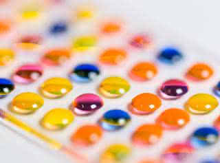 Array aus Mikrotröpfchen mit verschiedenen Reagenzien auf der Synthese-Plattform des chemBIOS Chips. Array aus Mikrotröpfchen mit verschiedenen Reagenzien auf der Synthese-Plattform des chemBIOS Chips.