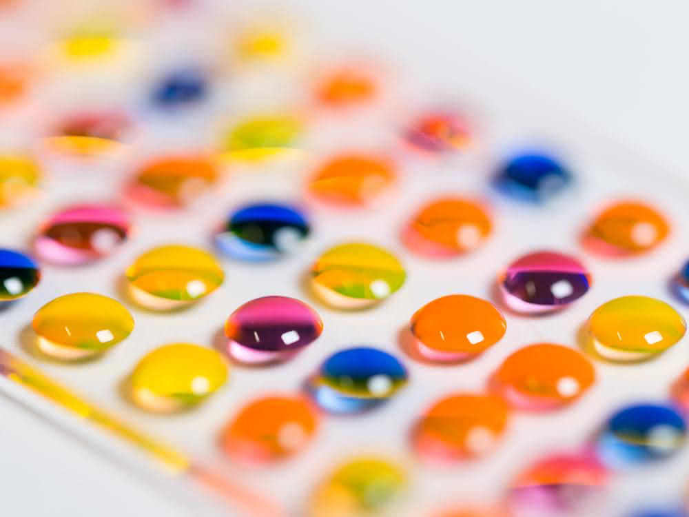 Array aus Mikrotröpfchen mit verschiedenen Reagenzien auf der Synthese-Plattform des chemBIOS Chips.