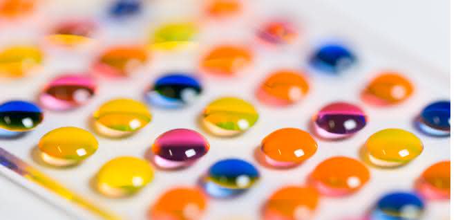 Array aus Mikrotröpfchen mit verschiedenen Reagenzien auf der Synthese-Plattform des chemBIOS Chips. Array aus Mikrotröpfchen mit verschiedenen Reagenzien auf der Synthese-Plattform des chemBIOS Chips.