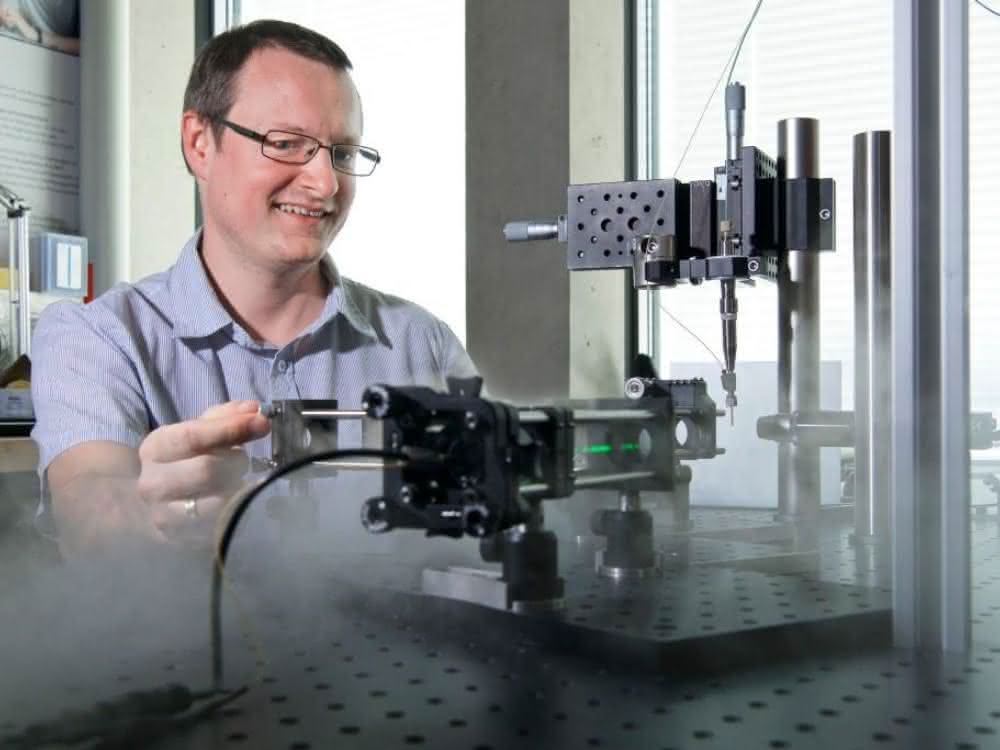 Tobias Weinert, Biochemiker am PSI, mit dem Versuchsaufbau für die «Anregungs-Abfrage»-Kristallografie an der SLS