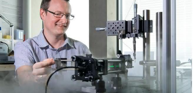 Tobias Weinert, Biochemiker am PSI, mit dem Versuchsaufbau für die «Anregungs-Abfrage»-Kristallografie an der SLS