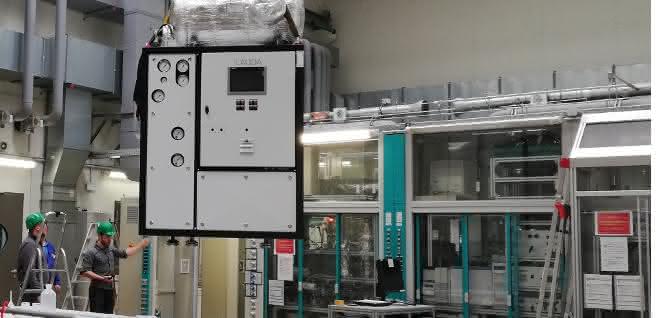 Die Wärmeübertragungsanlage von Lauda kurz vor der Platzierung in die Einhausung aus Sicherheitsglas am Max-Planck-Institut in Magdeburg. Die Wärmeübertragungsanlage kurz vor der Platzierung in die Einhausung aus Sicherheitsglas am Max-Planck-Institut in Magdeburg.