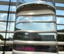 Die Qualität der Trinkwasseranbieter kann nur bis zum jeweiligen Hausanschluss gewährleistet werden. Eine Selbstkontrolle durch Verbraucher kann in manchen Häusern Sinn machen. Wasserglas