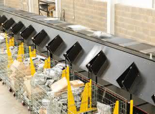 Quergurtsorter: Skynet steigert Paketdurchsatz mit Interroll Quergurtsorter: Skynet steigert Paketdurchsatz mit Interroll