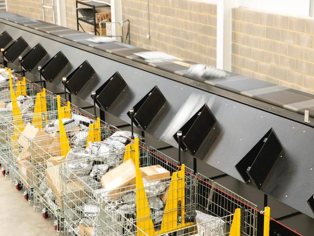 Quergurtsorter: Skynet steigert Paketdurchsatz mit Interroll