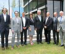 Protagonisten der ZQB-Übergabe (v.l.): Prof. Fedor Jelezko, Prof. Martin Plenio, Martin Rivoir, MdL (SPD), Finanzstaatssekretärin Gisela Splett, Ministerpräsident Winfried Kretschmann, Jürgen Filius, MdL (Grüne), Universitätspräsident Prof. Michael Weber, Wilmuth Lindenthal (Leiter VB-BW, Amt Ulm) Protagonisten der ZQB-Übergabe.