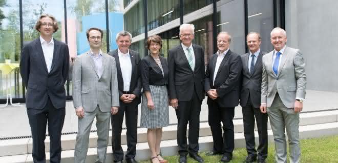 Protagonisten der ZQB-Übergabe (v.l.): Prof. Fedor Jelezko, Prof. Martin Plenio, Martin Rivoir, MdL (SPD), Finanzstaatssekretärin Gisela Splett, Ministerpräsident Winfried Kretschmann, Jürgen Filius, MdL (Grüne), Universitätspräsident Prof. Michael Weber, Wilmuth Lindenthal (Leiter VB-BW, Amt Ulm) Protagonisten der ZQB-Übergabe.