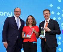 (V.l.n.r.) Stefan Oschmann, Vorsitzender der Geschäftsleitung von Merck, mit den Preisträgern des Future Insight Prize 2019: Pardis Sabeti vom Broad Institute of MIT and Harvard (Cambridge, Massachusetts, USA) und James Crowe vom Vanderbilt University Medical Center (Nashville, Tennessee, USA). (V.l.n.r.) Stefan Oschmann, Vorsitzender der Geschäftsleitung von Merck, mit den Preisträgern des Future Insight Prize 2019: Pardis Sabeti vom Broad Institute of MIT and Harvard (Cambridge, Massachusetts, USA) und James Crowe vom Vanderbilt University Medical Center (Nashville, Tennessee, USA).