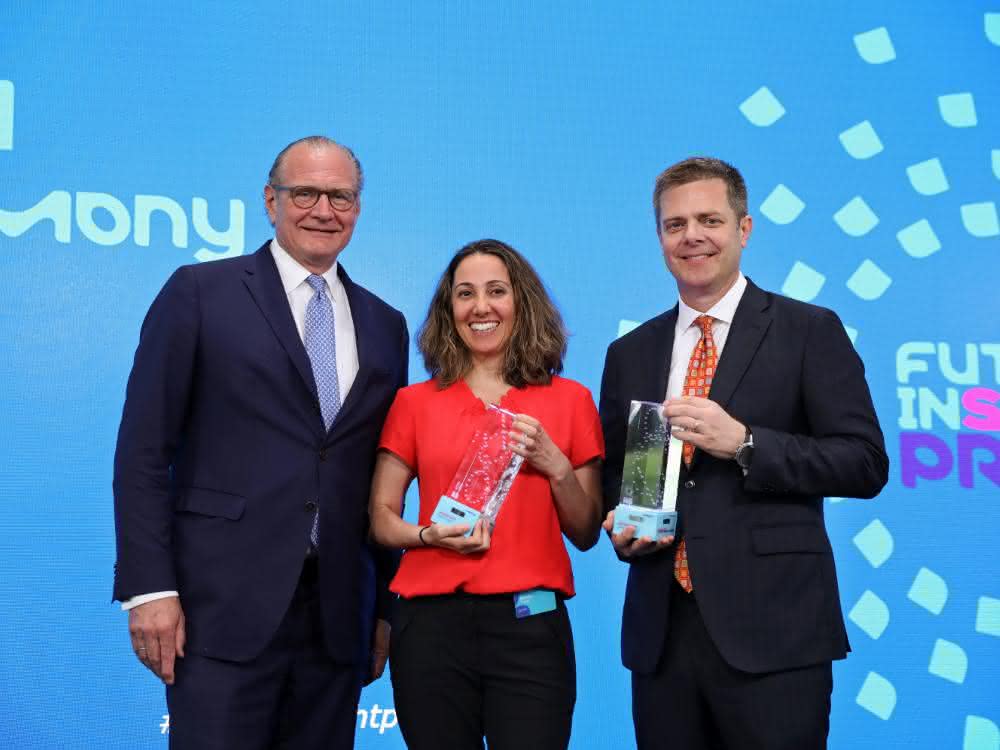 (V.l.n.r.) Stefan Oschmann, Vorsitzender der Geschäftsleitung von Merck, mit den Preisträgern des Future Insight Prize 2019: Pardis Sabeti vom Broad Institute of MIT and Harvard (Cambridge, Massachusetts, USA) und James Crowe vom Vanderbilt University Medical Center (Nashville, Tennessee, USA).