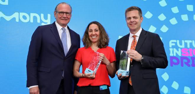 (V.l.n.r.) Stefan Oschmann, Vorsitzender der Geschäftsleitung von Merck, mit den Preisträgern des Future Insight Prize 2019: Pardis Sabeti vom Broad Institute of MIT and Harvard (Cambridge, Massachusetts, USA) und James Crowe vom Vanderbilt University Medical Center (Nashville, Tennessee, USA).