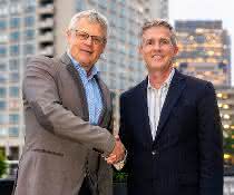 Dr. Andreas Fischer, Werum IT Solutions, und Charles Mooney, Blood Centers of America, bei dem Vertragsabschluss