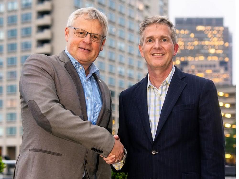 Dr. Andreas Fischer, Werum IT Solutions, und Charles Mooney, Blood Centers of America, bei dem Vertragsabschluss
