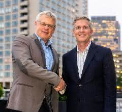 Dr. Andreas Fischer, Werum IT Solutions, und Charles Mooney, Blood Centers of America, bei dem Vertragsabschluss