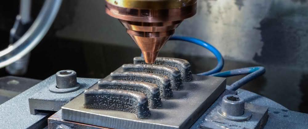 Mittels Laser-Pulver-Auftragschweißen lassen sich Bauteile aus verschiedenen Materialien integral fertigen Laser-Pulver-Auftragschweißen