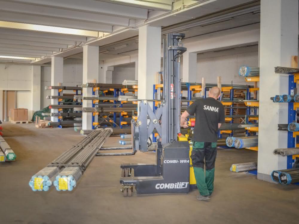 Reach mast pedestrian stacker
