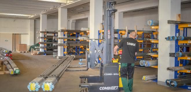 Reach mast pedestrian stacker