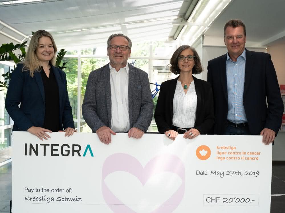V.l.n.r: Franziska Lenz, Leiterin Politik & Public Affairs, Krebsliga Schweiz; Dr. rer. nat. Rolf Marti, Leiter Forschung, Innovation & Entwicklung und Mitglied der Geschäftsleitung, Krebsliga Schweiz; Lydiane Saucède, PhD, Produktmanagerin & Application Scientist, Integra Biosciences; Jürg Bass, Marketing Communications Director, Integra Biosciences. V.l.n.r: Franziska Lenz, Leiterin Politik & Public Affairs, Krebsliga Schweiz; Dr. rer. nat. Rolf Marti, Leiter Forschung, Innovation & Entwicklung und Mitglied der Geschäftsleitung, Krebsliga Schweiz; Lydiane Saucède, PhD, Produktmanagerin & Application Scientist, Integra Biosciences; Jürg Bass, Marketing Communications Director, Integra Biosciences.