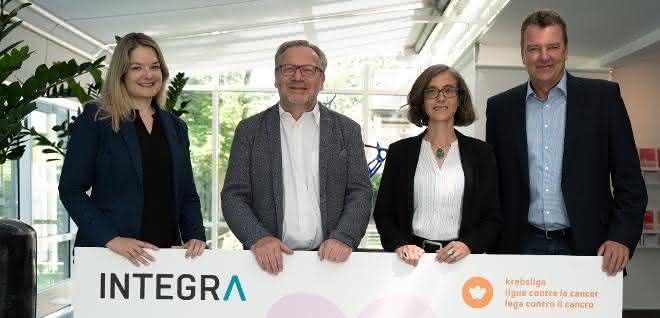 V.l.n.r: Franziska Lenz, Leiterin Politik & Public Affairs, Krebsliga Schweiz; Dr. rer. nat. Rolf Marti, Leiter Forschung, Innovation & Entwicklung und Mitglied der Geschäftsleitung, Krebsliga Schweiz; Lydiane Saucède, PhD, Produktmanagerin & Application Scientist, Integra Biosciences; Jürg Bass, Marketing Communications Director, Integra Biosciences. V.l.n.r: Franziska Lenz, Leiterin Politik & Public Affairs, Krebsliga Schweiz; Dr. rer. nat. Rolf Marti, Leiter Forschung, Innovation & Entwicklung und Mitglied der Geschäftsleitung, Krebsliga Schweiz; Lydiane Saucède, PhD, Produktmanagerin & Application Scientist, Integra Biosciences; Jürg Bass, Marketing Communications Director, Integra Biosciences.