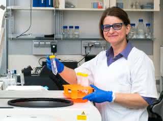 Dr. Peggy Stock bei ihrer Arbeit im Labor Dr. Peggy Stock bei ihrer Arbeit im Labor