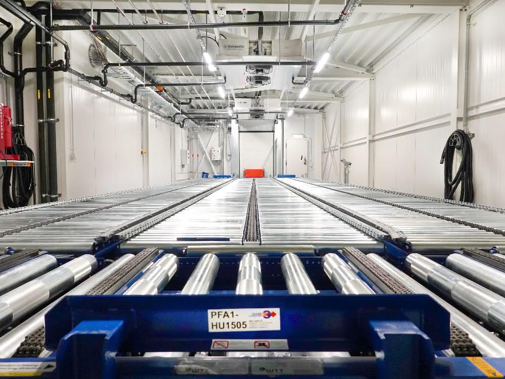 Fully automated deep-freeze warehouse with added value